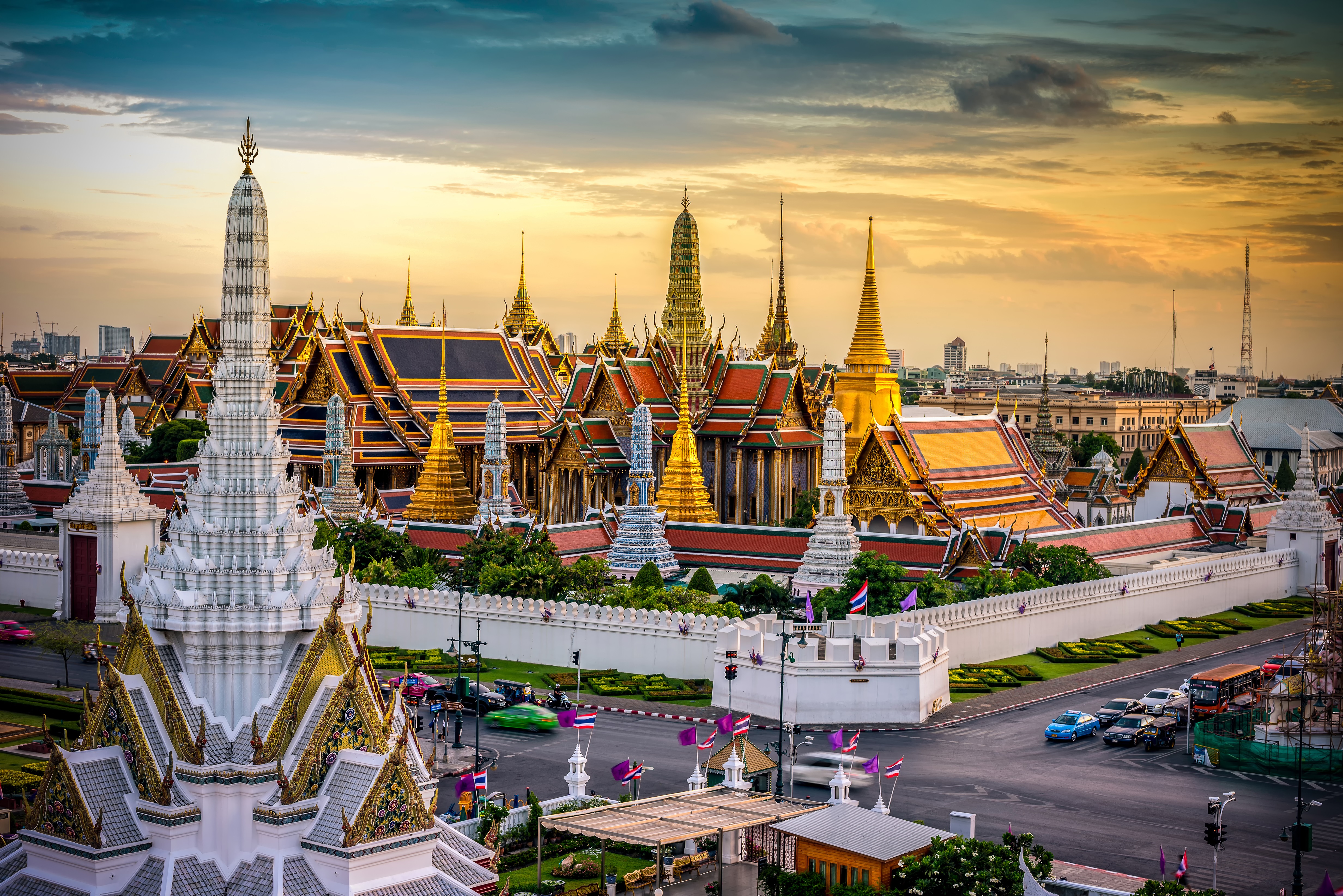 Как называется бангкок. Королевский дворец в Бангкоке. Столица Тайланда. Grand Palace Бангкок. Королевский дворец и храм изумрудного Будды.