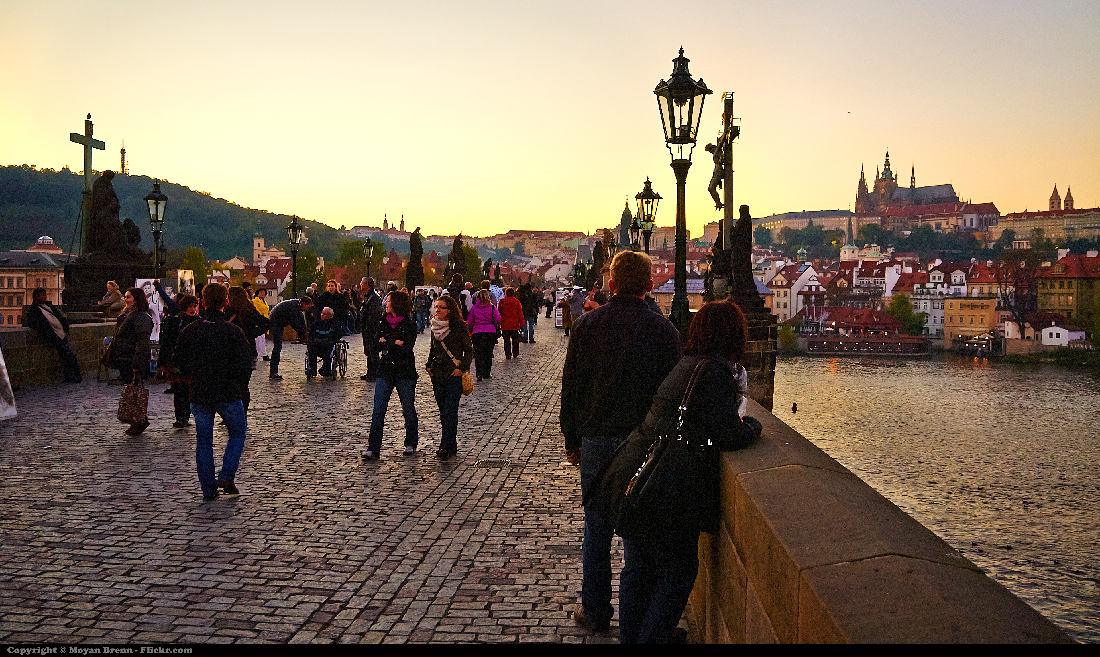 Какие трудности населения чехии. Туристы мост Прага. City trip. Прага. Чехия стереотипы Прага. Карлов мост с туристами.