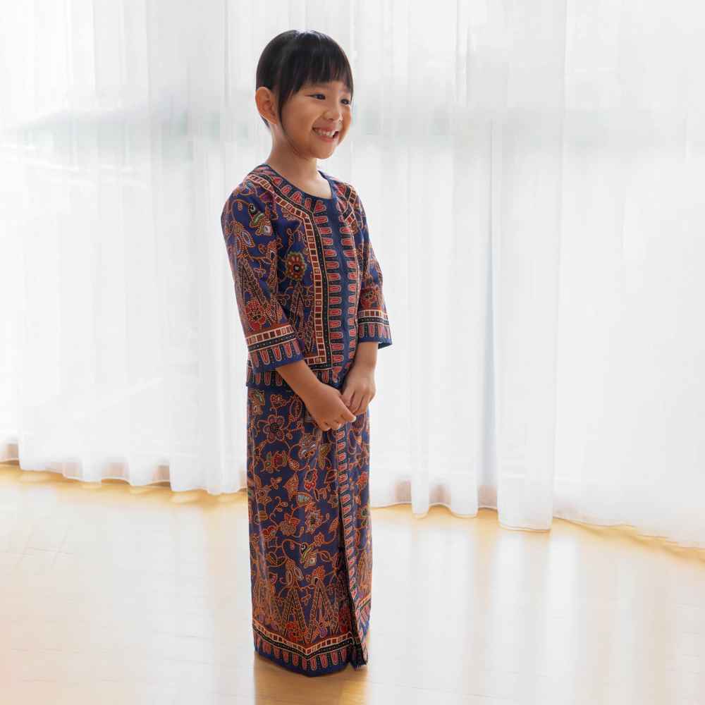 KrisShop selling Singapore Airlines s junior sarong kebaya  